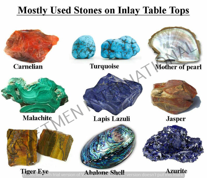Puede incluir: Una variedad de piedras preciosas, incluyendo cornalina, turquesa, madreperla, malaquita, lapisl&aacute;zuli, jaspe, ojo de tigre, concha de abul&oacute;n y azurita. La imagen est&aacute; etiquetada como "Piedras m&aacute;s utilizadas en tableros de mesa con incrustaciones."
