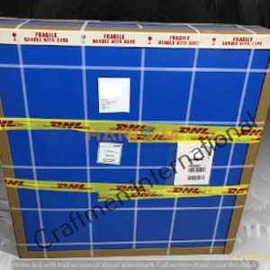 Puede incluir: Una caja de cart&oacute;n rectangular grande con envoltorio azul y cinta adhesiva amarilla de DHL. La caja est&aacute; etiquetada como "FR&Aacute;GIL MANIPULAR CON CUIDADO" y tiene varias etiquetas de env&iacute;o. La caja est&aacute; envuelta con cinta amarilla que dice "DHL".