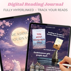Può includere: Due tablet mostrano un diario di lettura digitale. Il tablet di sinistra mostra una luna piena, un coniglio e le parole "Reading Journal". Il tablet di destra mostra copertine di libri e il testo "You Must Remember This". Il testo "Fully Hyperlinked - Track Your Reads" è in alto.