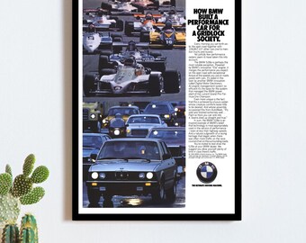 Puede incluir: Un anuncio impreso vintage de BMW con un BMW negro conduciendo por una carretera con otros coches. El texto del anuncio dice "Cómo BMW construyó un coche de alto rendimiento para una sociedad atascada en el tráfico."