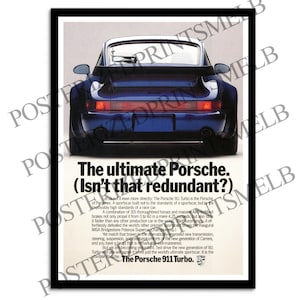 K&ouml;nnte beinhalten: Eine Vintage-Werbung f&uuml;r den Porsche 911 Turbo Sportwagen. Die Anzeige zeigt einen blauen Porsche 911 Turbo mit dem Heck zum Betrachter. Der Text lautet "Der ultimative Porsche. (Ist das nicht redundant?)" und "Der Porsche 911 Turbo."