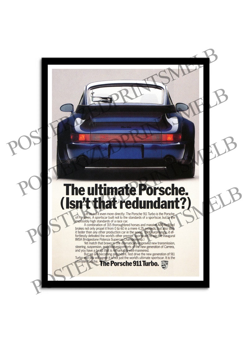 K&ouml;nnte beinhalten: Eine Vintage-Werbung f&uuml;r den Porsche 911 Turbo Sportwagen. Die Anzeige zeigt einen blauen Porsche 911 Turbo mit dem Heck zum Betrachter. Der Text lautet "Der ultimative Porsche. (Ist das nicht redundant?)" und "Der Porsche 911 Turbo."