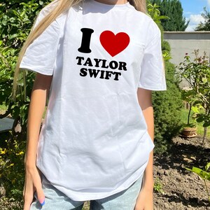 T-shirt Taylor inspired, the eras tour inspired, swiftie, good quality, fan merch, baby tee, taylor baby tee, trendy top, i love taylor zdjęcie 3