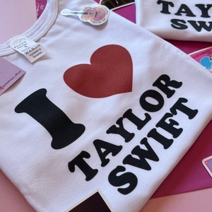 T-Shirt von Taylor inspiriert, von der Eras-Tour inspiriert, Swiftie, gute Qualität, Fan-Merch, Baby-T-Shirt, Taylor-Baby-T-Shirt, trendiges Oberteil, ich liebe Taylor Bild 2