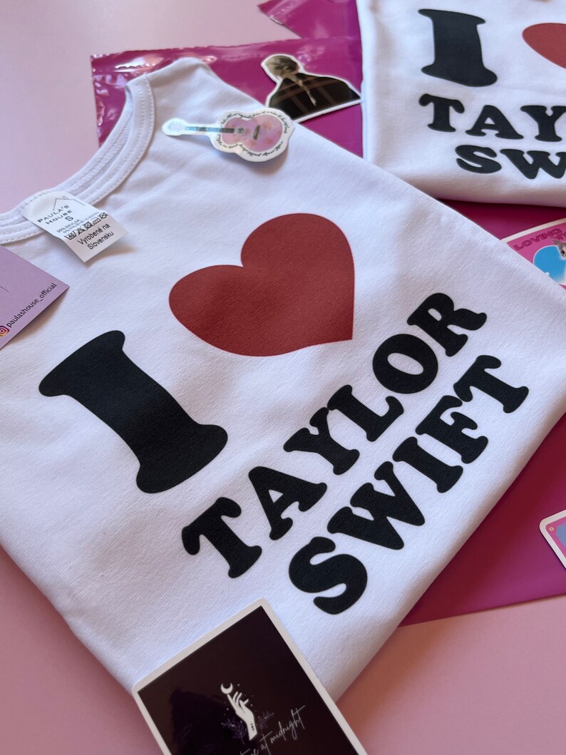 T-shirt inspiré de Taylor, inspiré de la tournée des époques, Swiftie, bonne qualité, merchandising public, t-shirt bébé, t-shirt bébé taylor, haut tendance, j'aime taylor image 2
