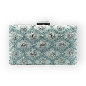 Cartera de piel sintética blanca, diseño persa con bordados de zari y seda, bordado real de zardozi y piedras preciosas para un lujo máximo.