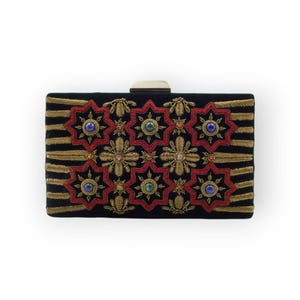 Elegante clutch de terciopelo negro premium con estampado geométrico, lujoso bordado Zardozi y cuentas de piedras preciosas para una elegancia suprema.