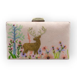 Blush Jungle: Clutch de gamuza rosa con ciervo dorado bordado, clutch con temática de jungla bordado a mano para ella, clutch rígido con cadena