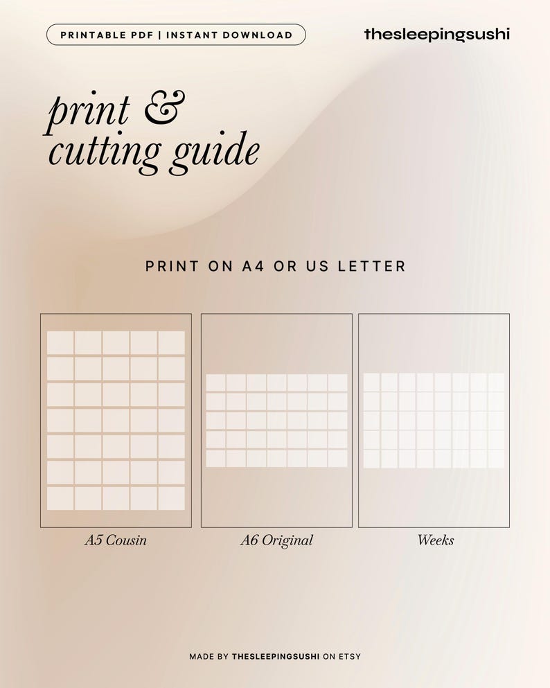 以下が含まれることがあります： 「print & cutting guide」のテキストが入った、印刷可能なPDFカッティングガイド。A5 Cousin、A6 Original、Weeksのレイアウトが含まれています。「PRINT ON A4 OR US LETTER」のテキストも表示されています。画像はEtsyのthesleepingsushiによるものです。