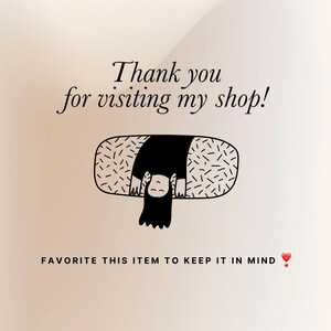 以下が含まれることがあります： 寿司をテーマにしたイラストと「ご来店ありがとうございます！」のテキストが入ったデジタルプリント。デザインには、逆さまにぶら下がっている人が描かれた寿司ロールが含まれています。「このアイテムを覚えておくために、お気に入りに追加してください」というテキストも含まれています。
