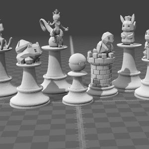 Puede incluir: Un conjunto de piezas de ajedrez con personajes de Pokémon. Las piezas son blancas y están hechas de plástico. Los personajes incluyen Pikachu, Charmander, Bulbasaur, Squirtle y más.