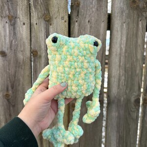 Crochet Leggy frog - green and yellow.