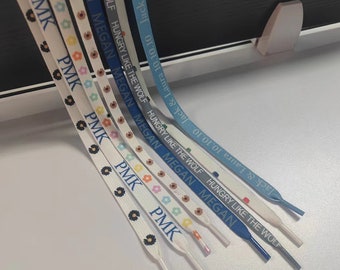 Cordones personalizados, cordones con nombre, imagen o logotipo personalizados. Personaliza tus propios cordones para ti o como regalo para ella o él. Cordones bonitos.