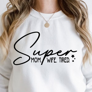 Svg femme fatiguée de super maman, Svg maman sarcastique, Svg vie de maman, Svg mode maman, Svg ambiance maman, Svg chemise maman, Svg fête des mères, Super maman png