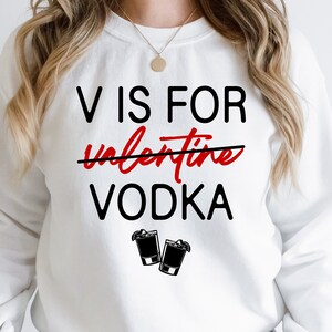 V è per Vodka Svg Png, Amore Svg, Amore Png, Ciao San Valentino Svg, Camicia San Valentino Svg, Citazione San Valentino Svg, Cuore Svg, Cuore Png