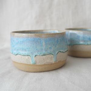 Taza azul sin asas hecha a mano / Taza de cerámica azul hecha a mano / Taza de regalo hecha a mano / Taza de cerámica azul / Taza reutilizable azul