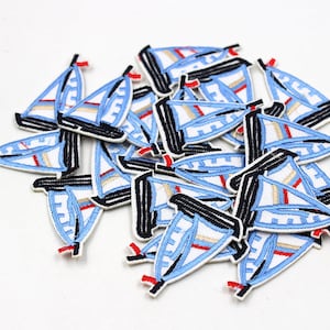 Cartoon blauwe zeilbootpatches geborduurde opstrijkbare appliqués kinderkleding tassen schoenen stickers
