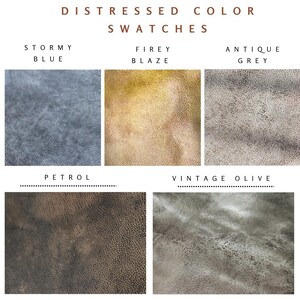 K&ouml;nnte beinhalten: Bild von Farbmustern in Distressed-Optik in den Farben Stormy Blue, Firey Blaze, Antique Grey, Petrol und Vintage Olive. Der Text "DISTRESSED COLOR SWATCHES" steht oben. Jedes Muster hat eine einzigartige Textur und Farbe.