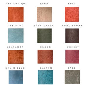 K&ouml;nnte beinhalten: Eine Farbkarte mit zw&ouml;lf Mustern aus strukturiertem Leder in verschiedenen Farben. Die Farben sind Tan Antique, Sand, Rust, Ice Blue, Dark Green, Choc Brown, Cinnamon, Brown, Cherry, Denim Blue, Balsam und Sage.