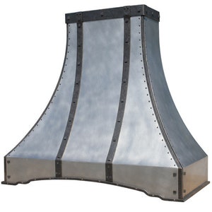 Könnte beinhalten: Eine silberne Dunstabzugshaube aus Metall mit einem geschwungenen, glockenförmigen Design. Die Haube hat drei vertikale schwarze Metallbänder und einen schwarzen Metallrahmen um den unteren Rand.