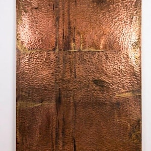 Puede incluir: Un panel rectangular de cobre con una superficie martillada y texturizada, un acabado metálico cálido y vetas de pátina verticales oscuras. El panel muestra el texto impreso 8x4' en la esquina inferior derecha.