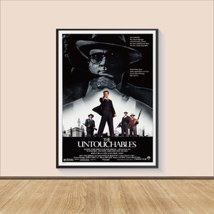 Puede incluir: Un póster de película en blanco y negro para la película "Los intocables". El póster presenta un primer plano de la cara de Al Capone, con el texto "Al Capone. Él gobernó Chicago. Con poder absoluto. Nadie podía tocarlo. Nadie podía detenerlo." El póster también presenta una escena de la película con cuatro hombres en traje y sombrero, con el texto "Los intocables" en letras grandes.