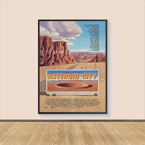 Puede incluir: Un póster de película para la película "Asteroid City", dirigida por Wes Anderson. El póster presenta un paisaje desértico con formaciones rocosas rojas y un gran cráter en primer plano. El título de la película se muestra en letras grandes y en negrita. El póster también incluye una lista del reparto y el equipo de la película.