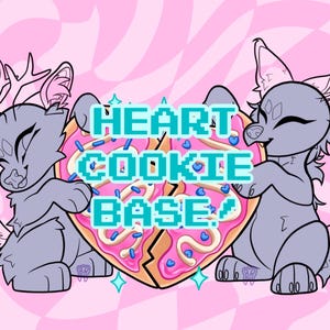 Może przedstawiać: Dwie kreskówkowe postacie zwierzęce, jedna z rogami, a druga z opadającymi uszami, trzymają ciasteczko w kształcie serca z różowym lukrem i niebieskimi posypkami. Tekst "HEART COOKIE BASE!" jest napisany niebieskimi i białymi pikselowymi literami.