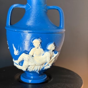 Prototipo híbrido impreso en 3D "Copa de Portland/Vaso Warren". Fusión de dos famosos artefactos romanos con un efecto impresionante. Azul y blanco pequeño