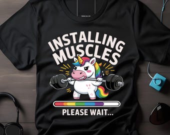 Einhorn Fitness Shirt, Lustiges Workout T-Shirt, Gym Humor Geschenk, Installing Muscles, Niedliches Krafttraining Shirt, Einhorn Geschenk