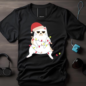 Stomme kerstkat T-shirt, grappige kerstkat, kat met kerstmuts, verwarde kerstversiering, grappig kerstshirt