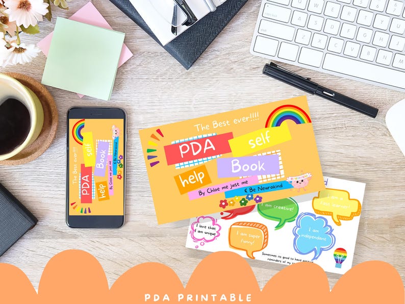 K&ouml;nnte beinhalten: Ein druckbares PDA-Selbstbuch mit gelbem Hintergrund und buntem Text. Der Text enth&auml;lt "The Best ever!!!", "PDA", "help", "self", "Book", "By Chloe me just me" und "<Be Neurokind".