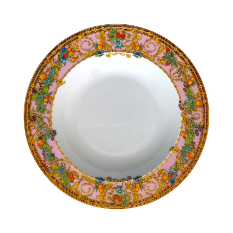 Puede incluir: Un taz&oacute;n de cer&aacute;mica blanca con un borde rosa y un dise&ntilde;o floral dorado. El taz&oacute;n presenta un patr&oacute;n repetitivo de flores, hojas y frutas.