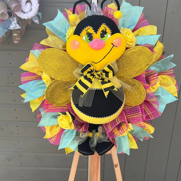 Pretty Summer Bumble Bee Wreath