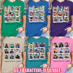 Peut inclure: Plusieurs t-shirts colorés avec des personnages de dessins animés portant des toges de fin d'études. Chaque chemise présente une grille de personnages, le texte "Happiest Grad On Earth" et la phrase "ALL CHARACTERS AVAILABLE."