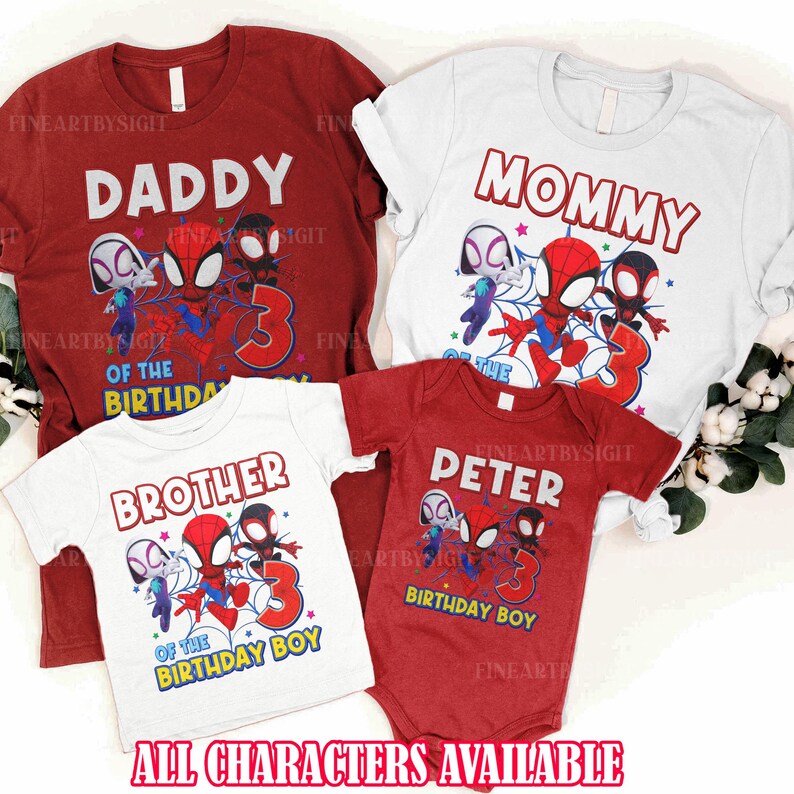 K&ouml;nnte beinhalten: Eine Auswahl an roten und wei&szlig;en T-Shirts und einem Body mit Spider-Man-Charakteren. Die Shirts zeigen die W&ouml;rter "Daddy", "Mommy" und "Brother", mit einer "3" und dem Satz "Of The Birthday Boy". Der Body tr&auml;gt die Aufschrift "Peter Birthday Boy".