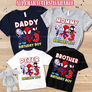 K&ouml;nnte beinhalten: Vier T-Shirts mit Spider-Man-Grafiken. Die Shirts sind marineblau, grau, wei&szlig; und schwarz. Jedes Shirt hat einen anderen Namen: "Daddy", "Mommy", "Peter" und "Brother". Der Text "Of the Birthday Boy" und die Zahl "3" sind ebenfalls enthalten.