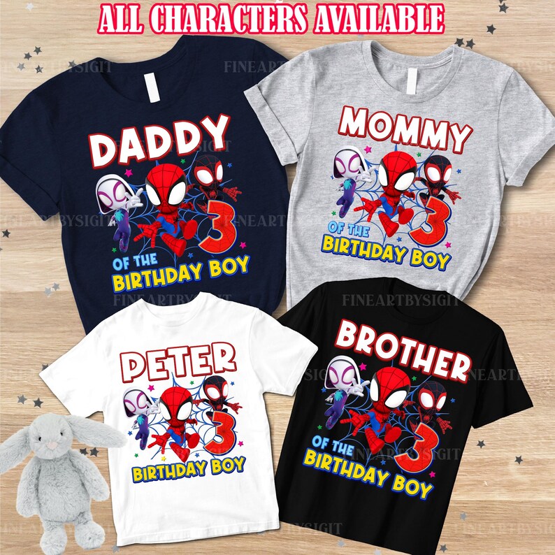 K&ouml;nnte beinhalten: Vier T-Shirts mit Spider-Man-Grafiken. Die Shirts sind marineblau, grau, wei&szlig; und schwarz. Jedes Shirt hat einen anderen Namen: "Daddy", "Mommy", "Peter" und "Brother". Der Text "Of the Birthday Boy" und die Zahl "3" sind ebenfalls enthalten.