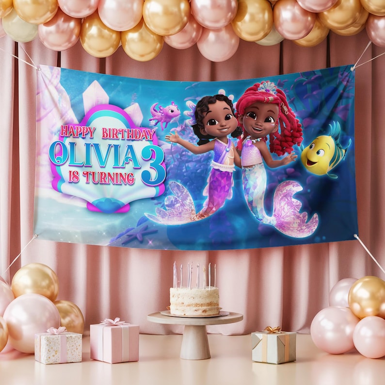 Peut inclure: Une banni&egrave;re d'anniversaire avec le texte "Happy Birthday Olivia 3 is Turning" repr&eacute;sentant des personnages de sir&egrave;nes. La banni&egrave;re est bleue avec des accents roses et violets. La sc&egrave;ne comprend des ballons, un g&acirc;teau et des cadeaux emball&eacute;s.