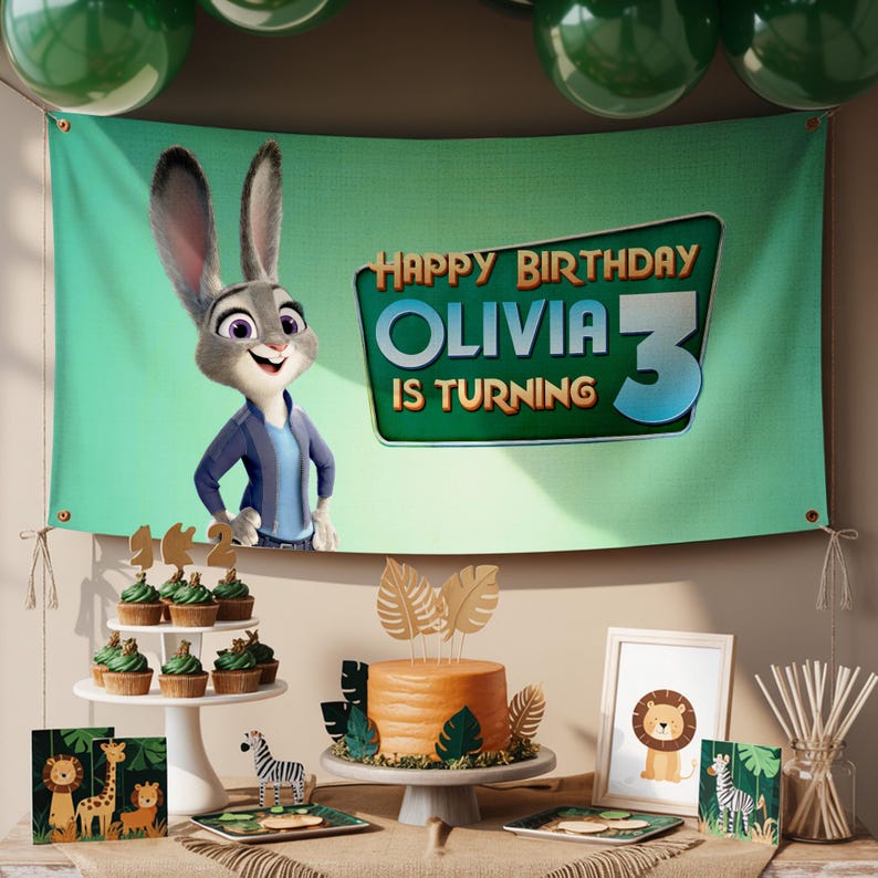 Puede incluir: Una escena de fiesta de cumplea&ntilde;os con una pancarta que presenta un conejo de dibujos animados y el texto "Happy Birthday Olivia is Turning 3." La mesa incluye cupcakes, una tarta y decoraciones con tem&aacute;tica de animales. Se ven globos verdes.