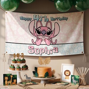 Op de afbeelding: Een roze en witte banner met de tekst "Happy 4th Birthday Sophia" en een cartoonfiguur. De banner maakt deel uit van een verjaardagsfeestopstelling, met cupcakes, een taart en decoraties met dierenthema.
