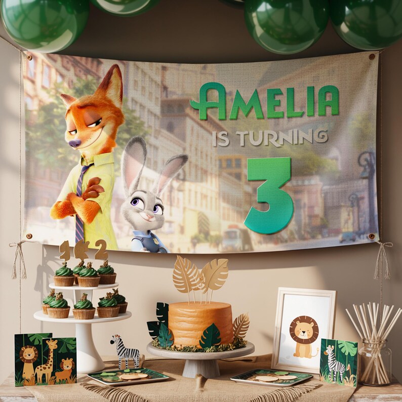 Pu&ograve; includere: Allestimento per festa di compleanno con uno striscione con i personaggi Nick Wilde e Judy Hopps di Zootropolis, il nome "Amelia" e il numero "3". Il tavolo include cupcake, una torta e decorazioni con illustrazioni di animali.