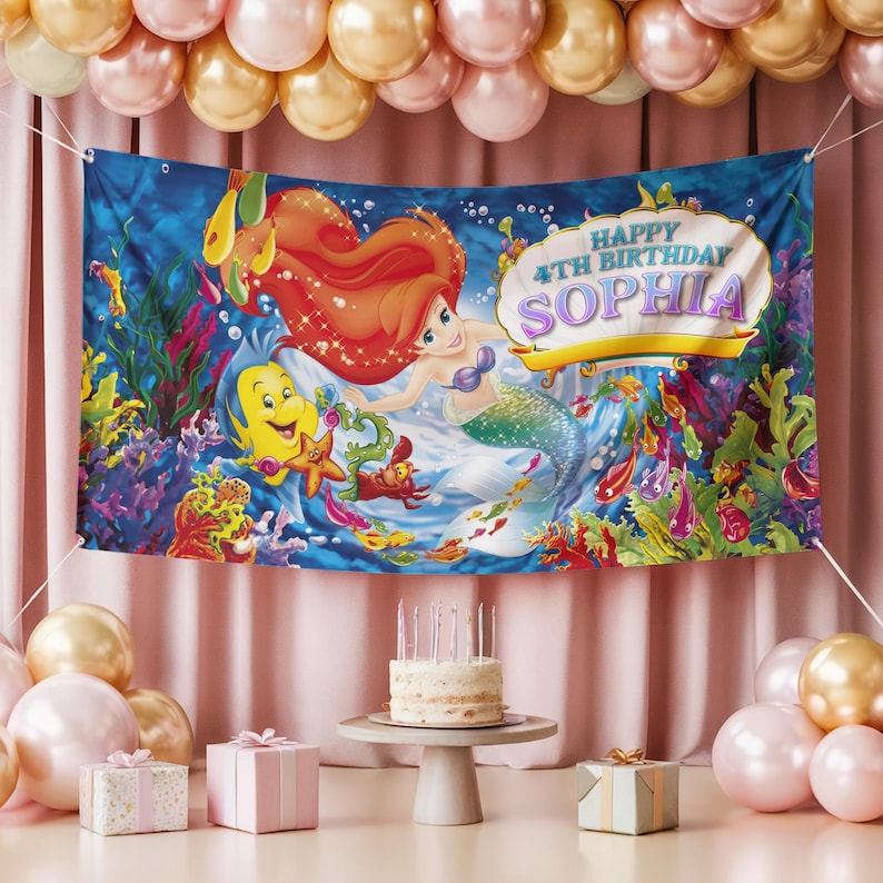 K&ouml;nnte beinhalten: Ein blaues Banner mit Arielle aus Arielle, die Meerjungfrau, mit dem Text "Happy 4th Birthday Sophia". Das Banner ist mit Unterwassermotiven und Figuren dekoriert. Die Szene umfasst einen Kuchen, Geschenke und Luftballons.