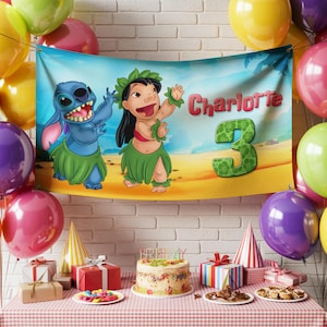 Pu&ograve; includere: Una scena di festa di compleanno con uno striscione con personaggi dei cartoni animati, il nome "Charlotte" e il numero "3". Palloncini colorati, regali, una torta e cappelli da festa decorano il tavolo. Lo striscione mostra una scena di spiaggia.