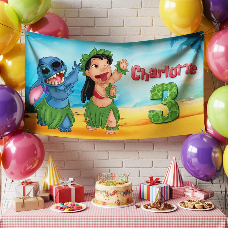 Pu&ograve; includere: Una scena di festa di compleanno con uno striscione con personaggi dei cartoni animati, il nome "Charlotte" e il numero "3". Palloncini colorati, regali, una torta e cappelli da festa decorano il tavolo. Lo striscione mostra una scena di spiaggia.