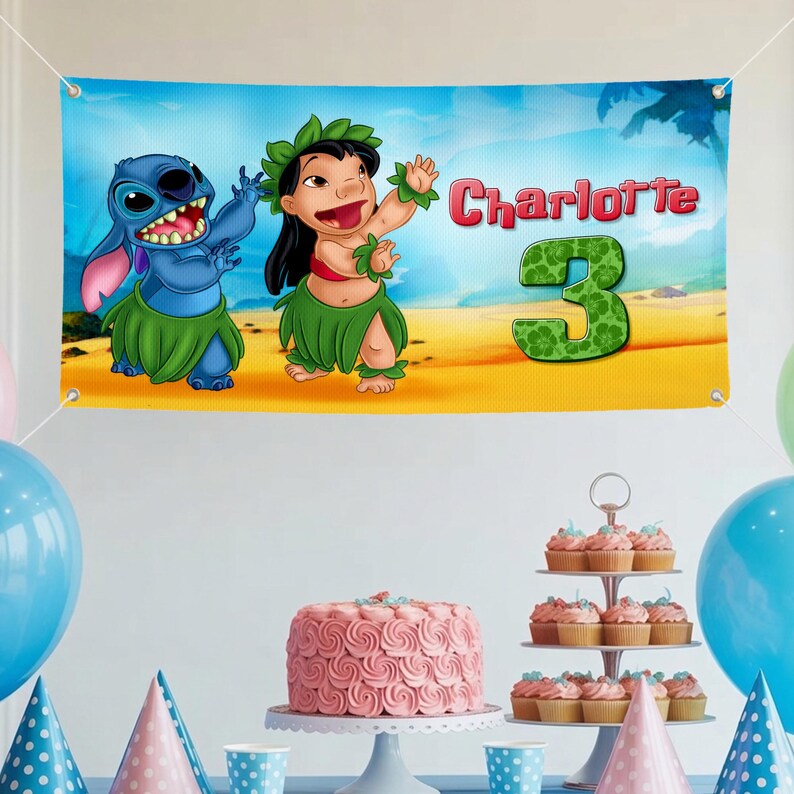Pu&ograve; includere: Un banner di compleanno con i personaggi Stitch e Lilo di Lilo & Stitch, con il nome "Charlotte" e il numero "3". Lo striscione &egrave; blu, giallo e verde, con uno sfondo di scena sulla spiaggia.