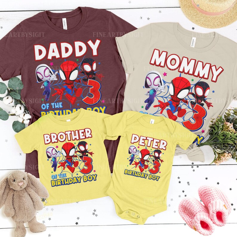 K&ouml;nnte beinhalten: Eine Sammlung passender Familien-Geburtstagsshirts mit Spider-Man-Charakteren. Die Shirts sind in Burgunderrot, Beige und Gelb gehalten und tragen die Aufschriften "Daddy", "Mommy", "Brother" und "Peter". Jedes Shirt hat die Zahl "3" und den Satz "of the birthday boy."