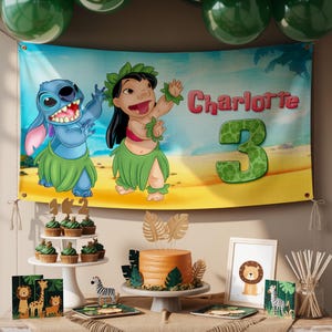 Pu&ograve; includere: Una scena di festa di compleanno con uno striscione con Stitch e Lilo, il nome "Charlotte" e il numero "3". Il tavolo mostra cupcakes, una torta e decorazioni a tema animale. Palloncini verdi sono sospesi sopra.