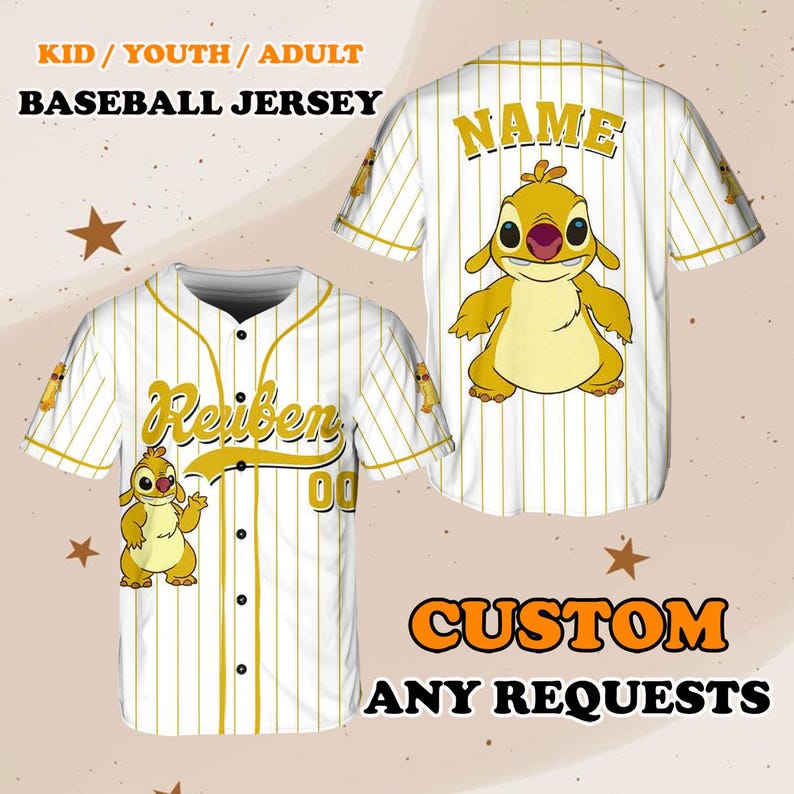 Puede incluir: Una camiseta de b&eacute;isbol blanca con rayas doradas y un personaje de dibujos animados en la parte delantera. La camiseta tiene un frente abotonado y mangas cortas. El personaje es un Stitch amarillo de la pel&iacute;cula de Disney Lilo & Stitch. La camiseta tiene el nombre "Reuben" y el n&uacute;mero "00" en la parte delantera. La parte posterior de la camiseta tiene la palabra "NAME" en la parte posterior. La camiseta est&aacute; disponible para personalizaci&oacute;n.