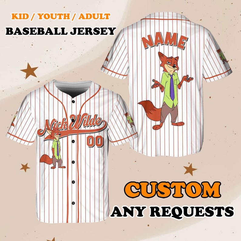 Puede incluir: Una camiseta de b&eacute;isbol blanca con rayas rojas. La parte delantera de la camiseta tiene un zorro de dibujos animados que lleva una camisa y una corbata verdes. El texto "Nick Wilde" est&aacute; por encima del zorro y el n&uacute;mero "00" est&aacute; por debajo del zorro. La parte posterior de la camiseta tiene el texto "NAME" en letras grandes. La camiseta es personalizable.